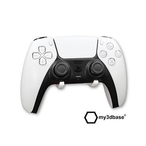 Könnte beinhalten: Weißer PlayStation 5-Controller mit schwarzen Akzenten, einschließlich Knöpfen und Analogsticks, montiert an einer weißen Wandhalterung. Die Halterung ist mit "my3dbase" beschriftet.