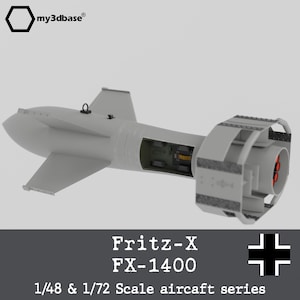 Könnte beinhalten: Ein graues Modell der gelenkten Bombe Fritz-X FX-1400 aus der Flugzeugmodellserie im Maßstab 1/48 & 1/72. Das Modell verfügt über eine spitze Nase, vier Stabilisierungsflossen, ein offenes Mittelfach und ein hinteres Ringleitwerk mit fünf roten runden Lüftungsöffnungen.