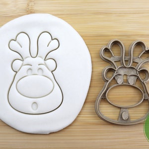 Puede incluir: Un cortador de galletas de metal con forma de cabeza de reno. El cortador es de calidad alimentaria y tiene un acabado marr&oacute;n.