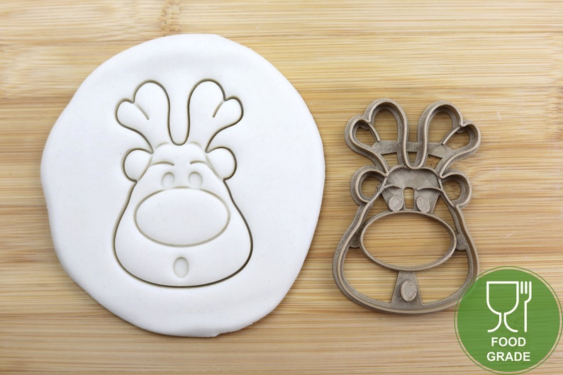 Puede incluir: Un cortador de galletas de metal con forma de cabeza de reno. El cortador es de calidad alimentaria y tiene un acabado marr&oacute;n.