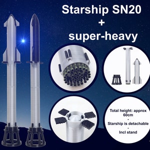 Könnte beinhalten: Ein Modell der SpaceX Starship SN20 und Super Heavy Rakete. Das Modell ist aus grauem Kunststoff und etwa 60 cm hoch. Die Starship ist vom Super Heavy Booster abnehmbar. Das Modell wird vor einem dunkelblauen Hintergrund mit Sternen gezeigt.
