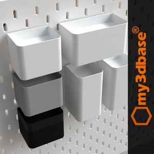 Może przedstawiać: Pięć białych plastikowych pojemników do przechowywania o różnych rozmiarach zamontowanych na białej ścianie z tablicą perforowaną. Pojemniki są ułożone w stos i przesunięte. Pojemniki są oznaczone "my3dbase" z symbolem zastrzeżonego znaku towarowego.