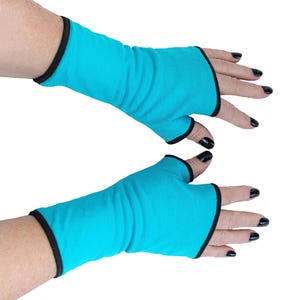 Könnte beinhalten: Ein Paar fingerlose Handschuhe in hellem Türkis mit einfarbigem Design und kontrastierendem schwarzen Saum an den Rändern. Die Handschuhe reichen von den Knöcheln bis zur Mitte des Unterarms und lassen die Finger für volle Beweglichkeit frei.