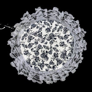 mini Täschchen rund mit Spitze Millefiori Stoff Rosen weiß mit Karabiner zum Um/Anhängen