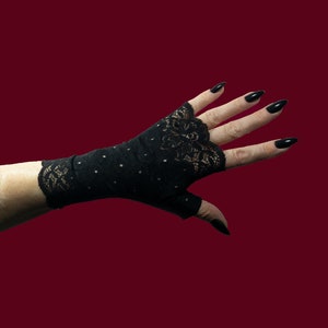 pointed wrist warmers gloves fingerless gothic black lace pattern flowers & circles