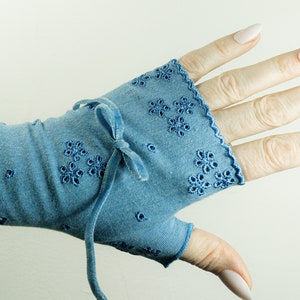 chauffe-poignets courts brodés de fleurs bleu gentiane et de nœuds image 1