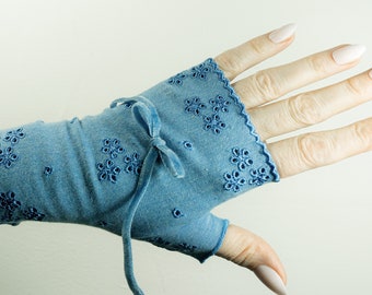 short wrist warmers embroidered with flowers in gentian blue & bows