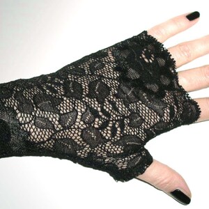 Pulse warmer gloves fingerless black gothic roses lace size M fine & soft image 2