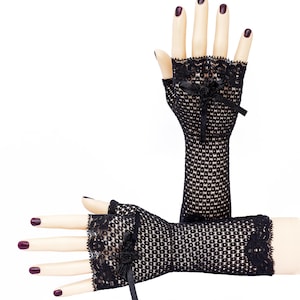 fingerlose gothic Handschuhe lang | Spitze schwarz mit Satin Rose | dark fashion, rockabella