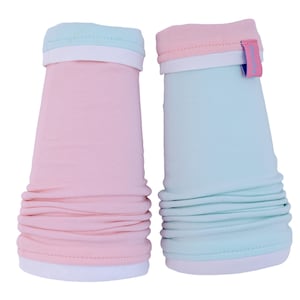Op de afbeelding: Twee pastelkleurige armmouwen. Eén is roze met een lichtblauwe manchet en de andere is lichtblauw met een roze manchet. Beide hebben witte randen en zijn bij de pols gerimpeld.