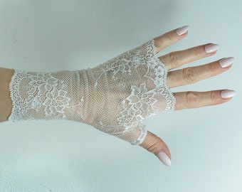 Asia wrist warmer gloves fingerless lace off-white
