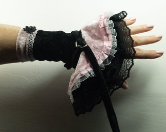 gothic lolita Armstulpen | Pannesamt & vielen Spitzen | schwarz rosa | mit Gürtel und Röckchen