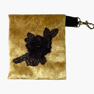 Monedero mini para cinturón con mosquetón y aplique de flor con perla gótica de terciopelo negro