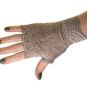 Vintage'owe koronkowe rękawiczki bez palców w stylu Art Deco z lat dwudziestych XX wieku, w kolorze jasnoszarym.