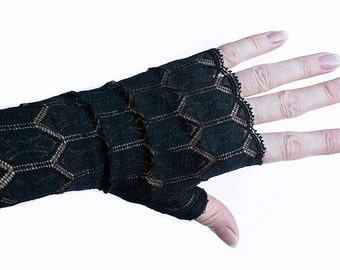 Gothic wrist warmer gloves fingerless black with geometric pattern