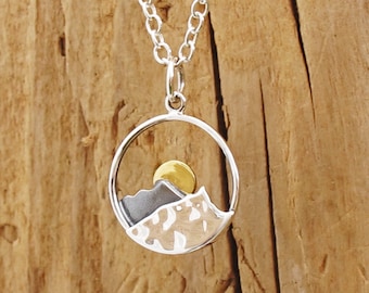 Collar con colgante de montaña y sol de plata de ley martillado en caja de regalo, aventura, camping, viajes, esquí, unisex, novia, novio, puesta de sol