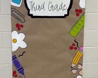 Puede incluir: Un póster de papel marrón con el texto "Welcome to Third Grade" en un cuadro blanco con contorno negro. El póster está decorado con ilustraciones escolares, incluyendo un crayón, un lápiz, una manzana, libros y un globo terráqueo.