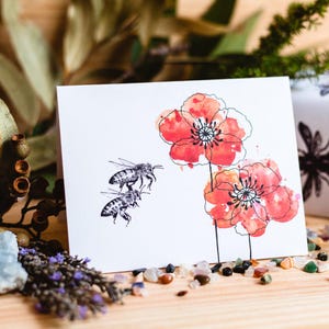 Cartão aquarela com abelhas e papoulas vermelhas | Cartão em branco impresso em papel reciclado ecológico | Abelhas desenhadas à mão | Cartão para o Dia dos Namorados