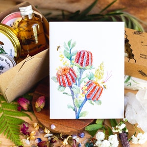 Tarjeta de acuarela en blanco con Banksia, Grevillea y una abeja melífera, plantas nativas australianas, Navidad australiana, Abeja Feliz