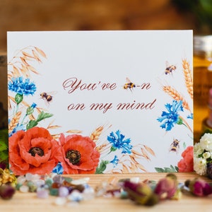 Je pense à vous carte de vœux. Je pense à vous, carte avec des coquelicots rouges, des bleuets, du blé et des bourdons.
