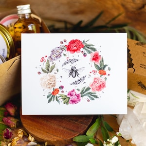 Handschets bijen in bloemstuk. Roze chrysant, milieuvriendelijk gerecycled papier. GRATIS kaart bij elk cadeaupakket