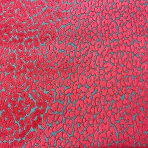 Leopardo magenta intenso sobre terciopelo fino de mezcla de algodón brillante, fabricado en Bélgica (mínimo 2 yardas)