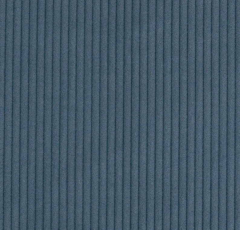 K&ouml;nnte beinhalten: Nahaufnahme eines teal-farbenen Cordstoffes. Der Stoff hat eine gerippte Textur mit vertikalen Linien. Die Farbe ist ein ged&auml;mpftes Teal, mit einem weichen, samtigen Aussehen. Der Stoff wird wahrscheinlich f&uuml;r Kleidung oder Polster verwendet.
