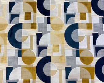 Könnte beinhalten: Ein Stoff mit einem geometrischen Muster aus Kreisen, Quadraten und Halbkreisen in Blautönen, Gold und Weiß.