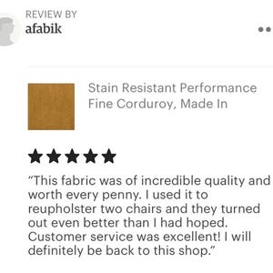 K&ouml;nnte beinhalten: Eine Kundenbewertung von afabik mit einer F&uuml;nf-Sterne-Bewertung und einem quadratischen Muster aus goldbraunem, feinem Cordstoff. Der Text lautet: Stain Resistant Performance Fine Corduroy, Made In. Dieser Stoff war von unglaublicher Qualit&auml;t und jeden Cent wert.