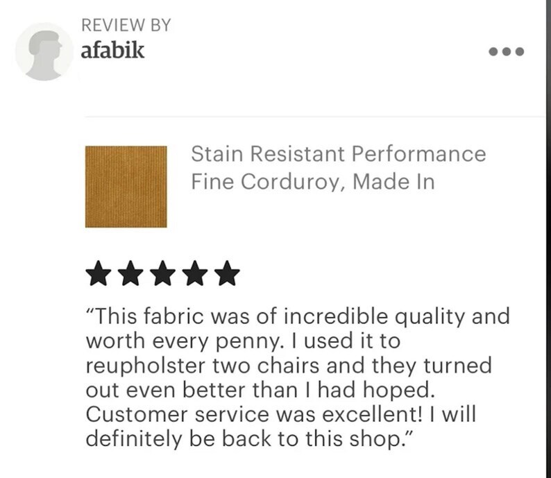 K&ouml;nnte beinhalten: Eine Kundenbewertung von afabik mit einer F&uuml;nf-Sterne-Bewertung und einem quadratischen Muster aus goldbraunem, feinem Cordstoff. Der Text lautet: Stain Resistant Performance Fine Corduroy, Made In. Dieser Stoff war von unglaublicher Qualit&auml;t und jeden Cent wert.