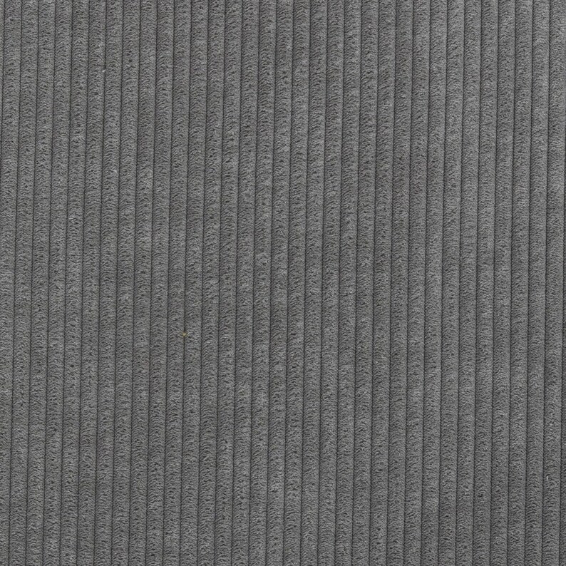 K&ouml;nnte beinhalten: Ein dunkelgrauer Cordstoff mit einer Reihe paralleler vertikaler Rippen oder Streifen. Das Material hat eine weiche, strukturierte Oberfl&auml;che mit gleichm&auml;&szlig;igen Abst&auml;nden zwischen den erhabenen Linien, was ein einheitliches Muster ergibt.