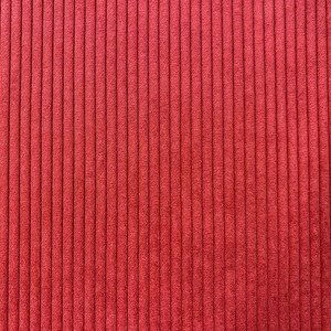 K&ouml;nnte beinhalten: Nahaufnahme eines Cordstoffes in einem warmen, r&ouml;tlich-orangen Farbton. Die vertikalen Rippen erzeugen ein geripptes Muster, das dem Textil Tiefe und visuelles Interesse verleiht. Geeignet f&uuml;r verschiedene N&auml;h- und Bastelprojekte.