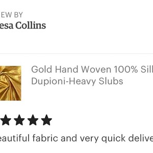 Puede incluir: Primer plano de una tela de dupi&oacute;n de seda 100% tejida a mano de color dorado, con una textura pesada y irregular. La tela est&aacute; drapeada y doblada para mostrar su textura. El texto "Gold Hand Woven 100% Silk Dupioni-Heavy Slubs" es visible debajo de la tela. Cinco estrellas se muestran debajo del texto, lo que indica una rese&ntilde;a positiva. El texto "Beautiful fabric and very quick delivery!" es visible debajo de las estrellas.