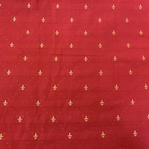 Motivo de flor de lis dourado em relevo em vermelho carmesim 100% algodão