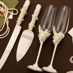 Wedding champagne flutes set pearls cake server set Toasting glasses for bride and groom rustic wedding decor boho Wedding anniversary gift