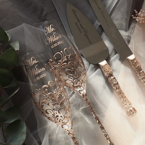Wedding champagne flutes and cake knife set for bride and groom, decoration wedding gift anniversary, toasting glasses and cake cutter set