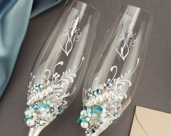 Wedding flutes pearl Bridal shower gifts for bride Wedding champagne glasses Pearl anniversary Toasting flutes white crystals wedding