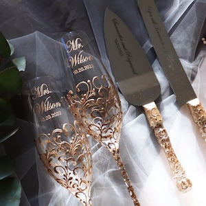 Wedding gifts Engraved champagne flutes for Bride and Groom Bridal shower gifts Cake cutting set personalized toasting glasses wedding gifts