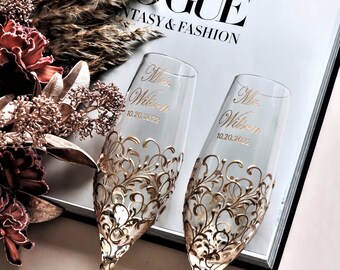 Engraved wedding champagne flutes, Toasting glasses for bride and groom Personalized gift anniversary Champagne glasses, flutes and cake set