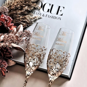 Engraved wedding champagne flutes, Toasting glasses for bride and groom Personalized gift anniversary Champagne glasses, flutes and cake set