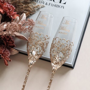 Engraved wedding champagne flutes, Toasting glasses for bride and groom Personalized gift anniversary Champagne glasses, flutes and cake set