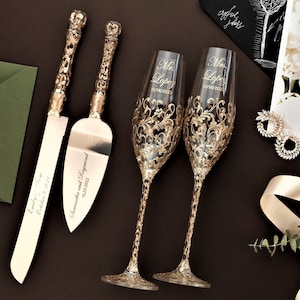 personalized wedding glasses Toasting flutes, champagne flutes Bride Groom Personalized gift wedding decorations flutes and cake cutting set