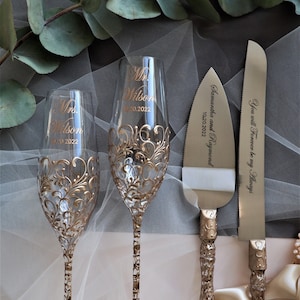 Wedding champagne flutes and cake knife set for bride and groom, wedding gift anniversary, toasting glasses and cake cutter set, set of 4