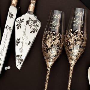 personalisierte Hochzeitsgläser Toasting Flöten Champagner Flöten Braut Bräutigam Personalisiertes Geschenk Hochzeitsdekorationen Flöten Rose Kuchen Schneiden Set