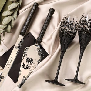 Black wedding toasting glasses for bride and groom Gothic wedding engrave Champagne flutes black Cake cutting set personalized wedding gifts