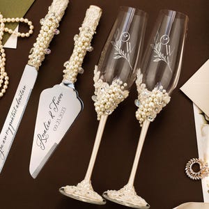 Wedding Toasting glasses personalized pearls boho Cake cutting server ivory Wedding shower gifts Engraved champagne flutes rustic decoration
