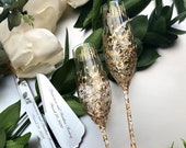 Personalized Wedding glasses and Cake Server Set cake cutter gold wedding toasting flutes Gold wedding flutes and cake gold wedding set of 4