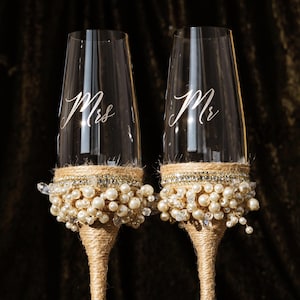 Rustic wedding decoration engraved glasses Mr and Mrs champagne flutes pearl wedding anniversary bridal shower gifts for bride and groom
