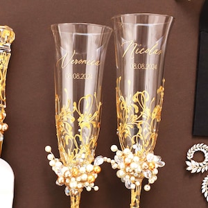 Personalized wedding flutes for Bride and Groom, Gold wedding flutes pearls, wedding anniversary gifts, Engraved Toasting flutes set