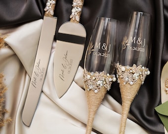 Rustic wedding champagne flutes and cake cutter set Boho wedding decorations Toasting glasses pearls burlap cake cutting set gift for bride